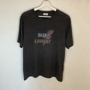 Säljer denna extremt sällsynta t-shirt från Saint Laurent! - Skick 8/10 - Storlek M men sitter som S - Vårat pris: 1,199kr - Nypris: +3,000kr