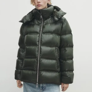 Massimo Dutti Jacka - Intressekoll på min gröna Massimo Dutti jacka! Använd sparsamt och försiktigt förra vintern, inga hål, fläckar eller liknande. Som ny och säljs inte längre! Storlek M passar mig perfekt som vanligtvis bär S💕högsta bud just nu: 2800💓