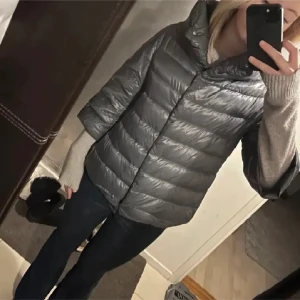 Grå dunjacka från Herno - Säljer en snygg och lätt grå/blå dunjacka från Herno då den ej kommer till användning. Bra skick, ena lappen insidan har lossnat men inget man ser vid andvänning, därav priset. Jackan har en glansig finish och är perfekt för kyliga dagar. Den är designad med en dragkedja och passar mig bra som har S i jackor. Perfekt för både höst och vinter! Pris kan diskuteras, kan mötas i Sthlm eller frakta🤍