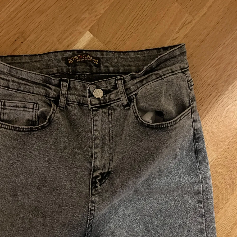 Säljer ett par grå jeansbyxor från Ernest Jeans i storlek 32. De har en klassisk femficksdesign med knapp och dragkedja framtill. Perfekta för vardagsbruk och passar till det mesta. Skicket är bra och de är bekväma att ha på sig.. Jeans & Byxor.