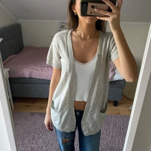 100% kashmir kofta - Grå 100% kashmir kofta i jätte bra skick, inga nopper eller hål. Fickor på sidorna. Storlek M/S😊( säljer många 100% kashmir tröjor)