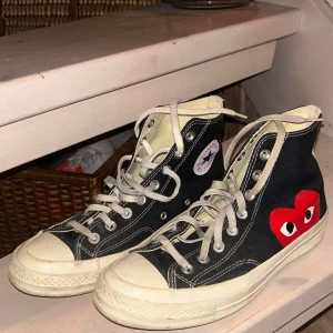 CDG Converse  - Säljer ett par svarta COMME des GARCONS. Relativt bra skick men dock så har man lyckat ”tappa bort” original skosnörena så har några random på.