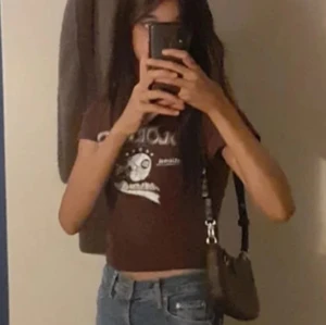 Brun croppad t-shirt - Säljer en brun croppad t-shirt då den inte längre kommit till användning. Är i storlek XXS.