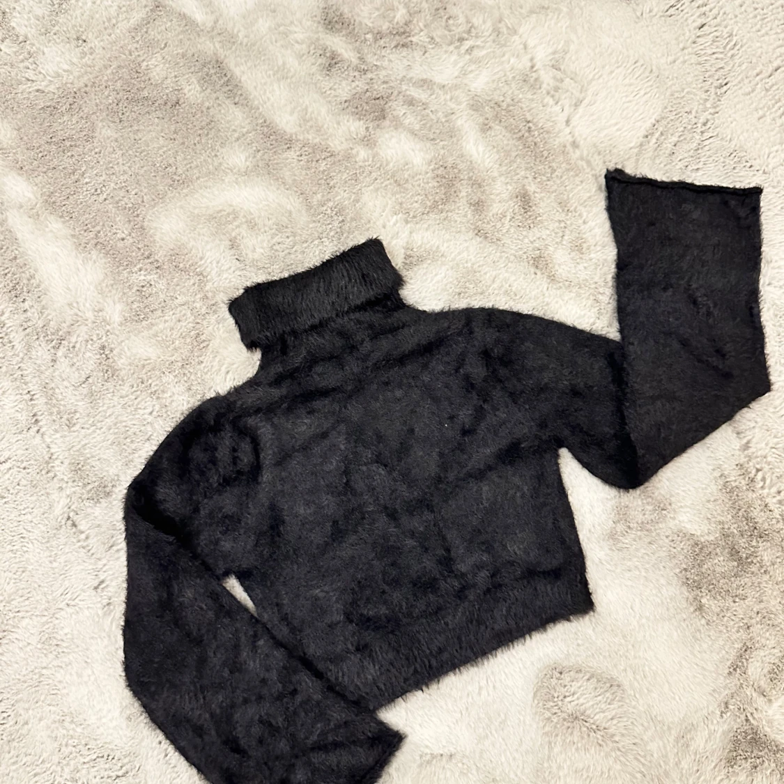 Svart fluffig polotröja - 90