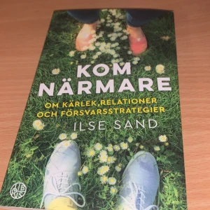 Kom närmare - Boken 'Kom närmare' av Ilse Sand handlar om kärlek, relationer och försvarsstrategier. Den utforskar hur man kan öppna upp sig för djupare relationer och förstå sig själv bättre. Perfekt för den som vill utveckla sina relationer och få en djupare förståelse för sig själv och andra.