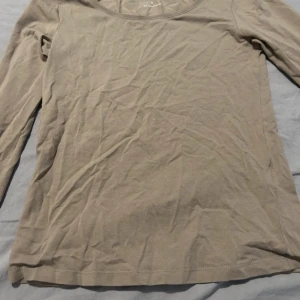 Beige långärmad tröja  - Säljer en enkel och bekväm beige långärmad tröja från lager 157. Perfekt för vardagsbruk och kan lätt matchas med andra plagg. Tröjan är i bra skick och har en normal passform. Perfekt för höst och vår!