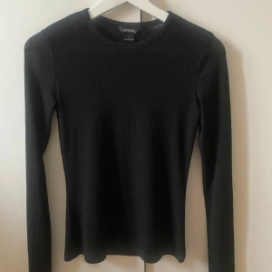 Svart mesh tröja från Monki - Säljer en svart mesh tröja från Monki i storlek S!