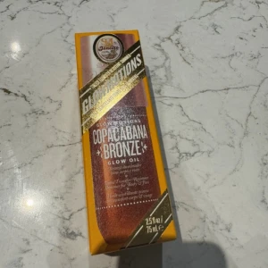 Copacabana Bronze Glow Oil - Säljer en lyxig Copacabana Bronze Glow Oil från Sol de Janeiro. Denna olja ger en fantastisk glöd och bronzig lyster till huden. Perfekt för att få en solkysst look året runt. Innehåller 75 ml och kommer i en snygg förpackning. Perfekt för både vardag och fest! Helt ny inte ens öppnad ord pris 419kr