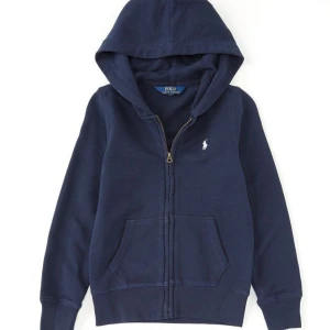 Ralph Lauren tröja - En mörkblå Ralph Lauren tröja i storlek 10-12 år. Den har inga fläckar. Säljer för att jag inte använder den så mycket längre.. Går att diskutera priset. Den är lite tunn.