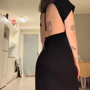 Klänning med öppen rygg - Superfin klänning från ginatricot med öppen rygg. Längden räcker till halva vaderna på mig som är 158cm🌷