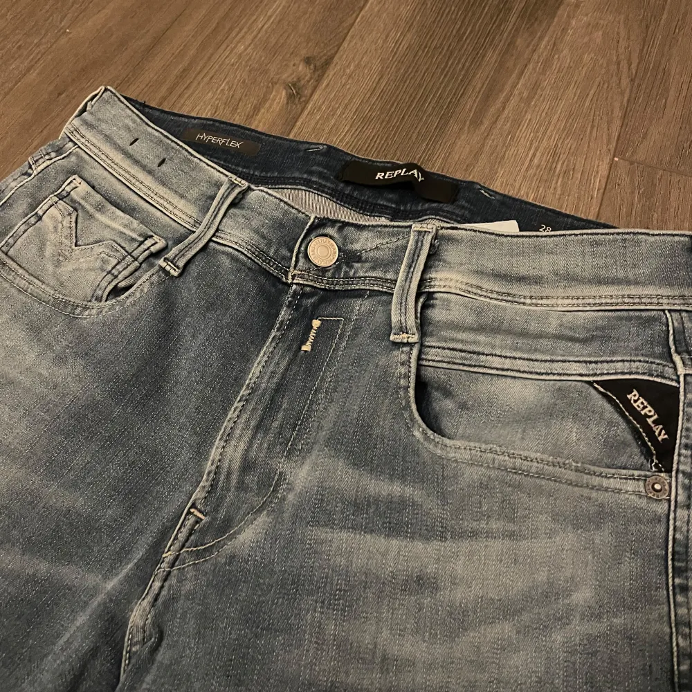 Tjena vi säljer ett par snygga blå jeans från Replay i modellen Hyperflex. De har en slim passform och är i mycket bra skick. Perfekta för både vardag och fest! 🕺. Jeans & Byxor.