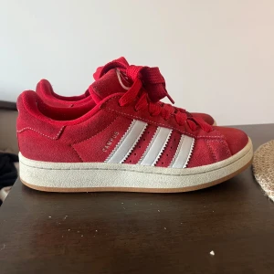Röda Adidas Campus sneakers❣️❣️ - Säljer mina snygga röda Adidas Campus sneakers i bra skick! Jättesnygga och prfekta för både vardag och fest🥰 Strl  38 