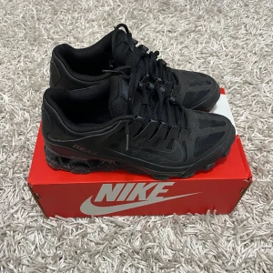 Nike Reax skor - Säljer ett par svarta Nike reax  i mycket bra skick. De har en snygg och sportig design med snörning och en bekväm sula. Perfekta för både träning och vardagsbruk. Kommer i originalkartong.