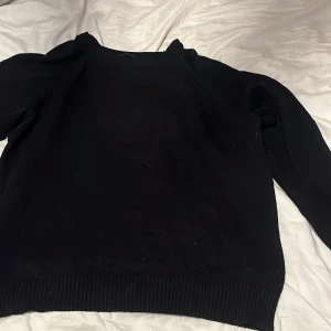 Svart stickad tröja - Säljen jätte fin svart stickad tröja ifårn vero moda. Köptes för 299kr. Säljer för endast 129kr