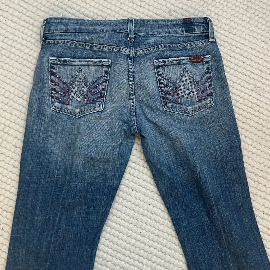 Blå bootcut jeans med unika bakfickor - 90