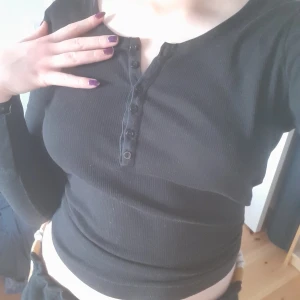 Farfarströja - Jättefin svart tröja som tyvärr blivit lite liten för mig. Fint skick, skriv vid frågor eller intresse❣