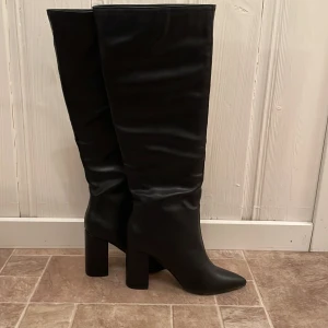 Svarta stövlar med klack - Snygga svarta stövlar i skinn med hög klack och spetsig tå. Perfekta för höst och vinter. De är i mycket bra skick, aldrig använda.🌸