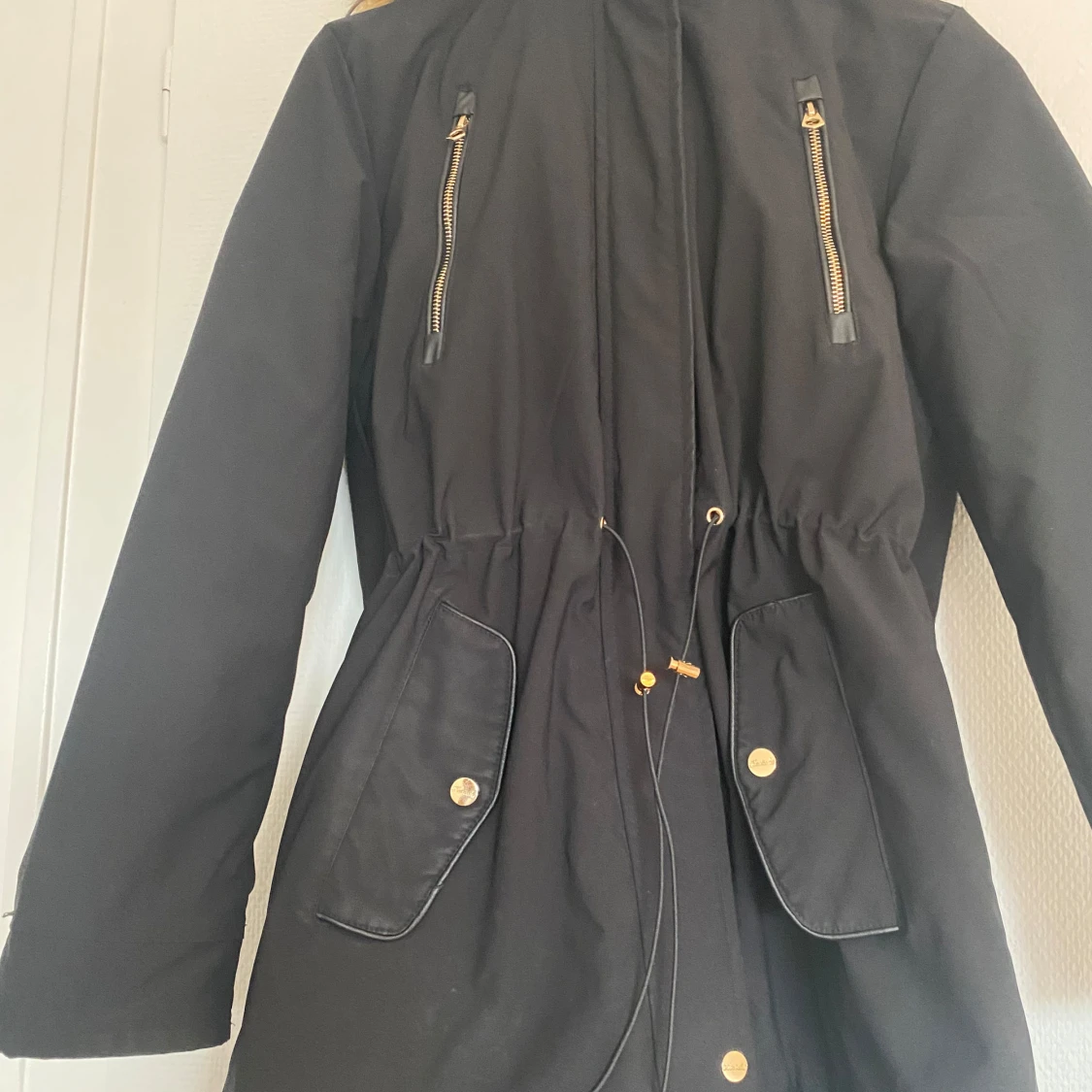 Svart parkajacka med fuskpäls - 90