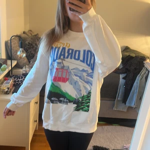 Vi tröja ❤️ - Använd vit tröja från hm. Med fluffig insida perfekt till den kalla vintern! I storlek xs❤️