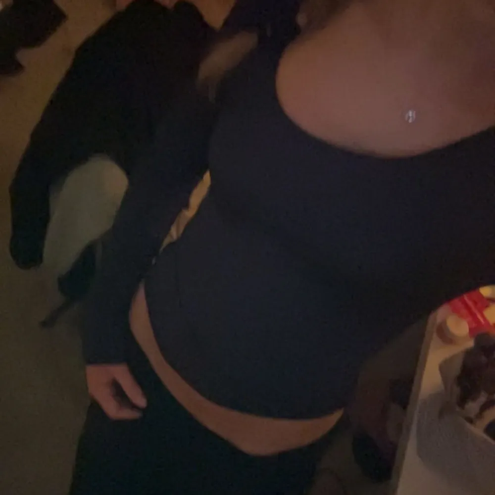 Säljer en snygg marinblå långärmad topp i tight passform. Perfekt för både vardag och fest. Toppen är enkel och stilren, vilket gör den lätt att matcha med olika outfits. Nästan aldrig använd. . Yläosat.