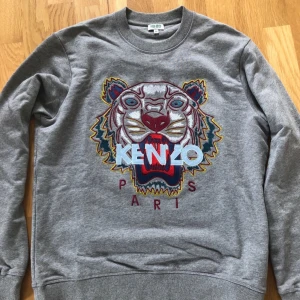 Kenzo tröja M - En Kenzo Paris tröja i storlek M som är inköpt från man of kind för 2099kr. Tröjan är använd 2-3 gånger och är i väldigt bra skick. Jag är 188cm och väger ca 75kg, tröjan är inte oversized utan sitter som en M tröja ska.