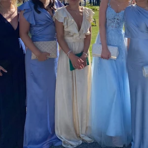 Balklänning - Säljer min älskade balklänning från NA-KD x Annika Teller (går ej att köpa längre) ⭐️ Använd 2 gånger men fortfarande i bra skick. Det är lite slitage längst ner vid fötterna, men går att sy upp, jag är 162 cm och den är lång på mig. Djup i ryggen💕