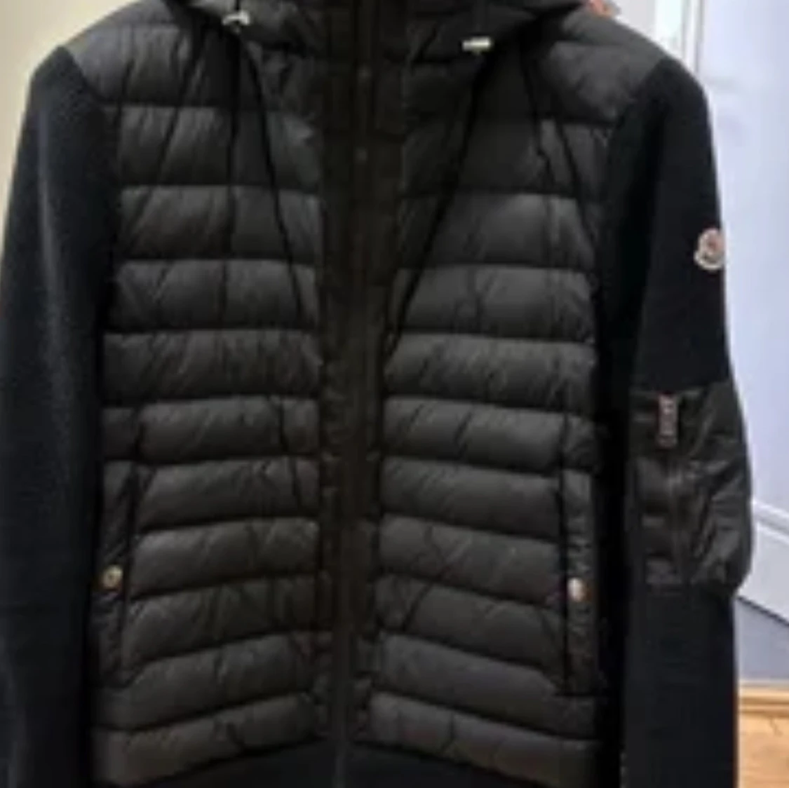 Svart pufferjacka med huva