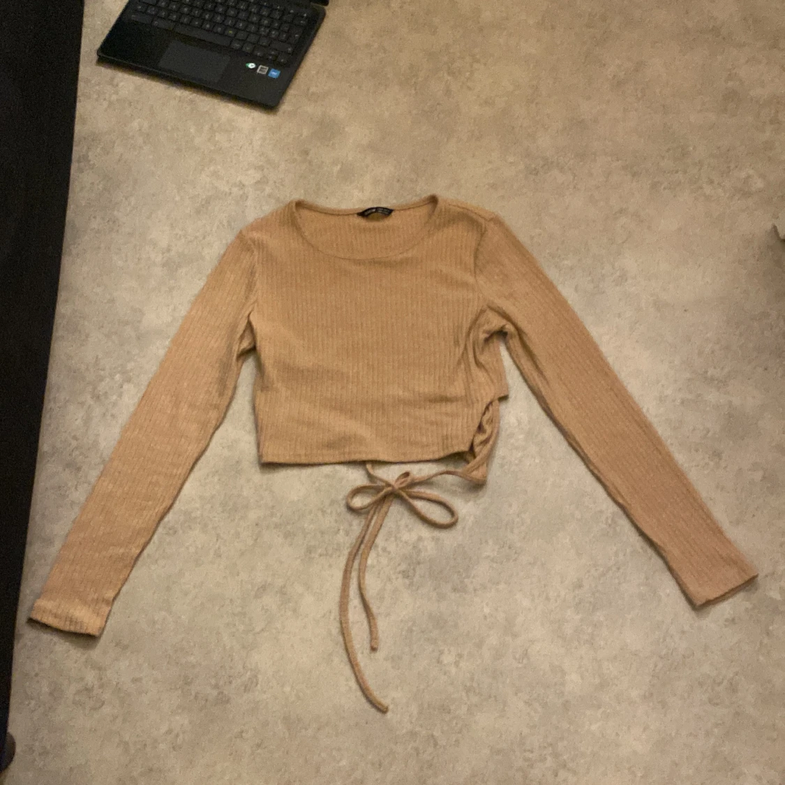 Beige ribbad croppad topp från Shein