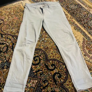 Ljusblå skinny jeans från H&M - Säljer ett par ljusblå skinny jeans från H&M i storlek 34. De är högmidjade och slutar vid ankeln, vilket ger en snygg och modern look. Perfekta för både vardag och fest! 🦋