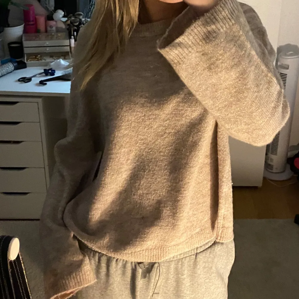 Mysig beige stickad tröja från Lager 157 i storlek S, aldrig använd bara testad. Perfekt för kyliga dagar med sin mjuka och bekväma passform. Tröjan har långa ärmar och en klassisk rund halsringning. Passar både till vardags och mysiga hemmakvällar❤️. Neuleet.