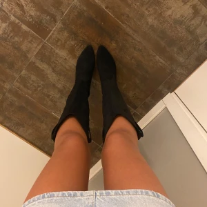 Svarta cowboy boots - Svarta cowboy boots i storlek 39. Använda 1 gång