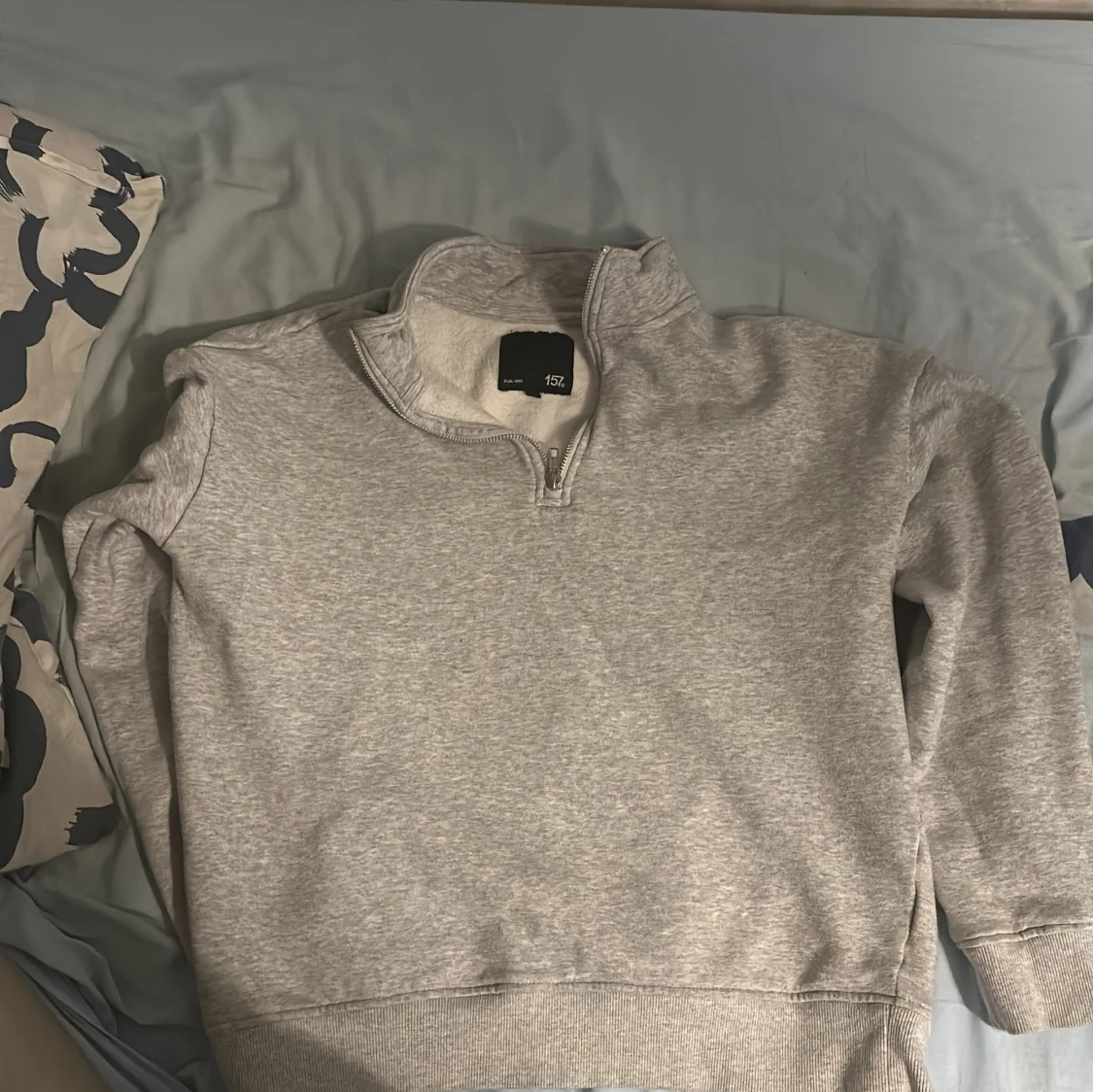 Grå tröja med dragkedja