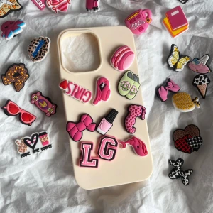 Mobilskal 🤎✨ - Mobilskal med märken till Iphone 12/13/14/15 Pro Max😇✨ Välj 10 valfria märken⚡️🖤