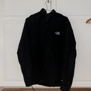 Svart regnjacka från The North Face - Säljer en svart dryvent/regnjacka från The North Face i storlek M. Perfekt för alla slags väder. Skick 10/10 då den är köpt för ungefär 1-2 månader sen och knappt använd. Orginal pris ligger på 1400-1600 och säljer den här till priset 650 kr!!!💯
