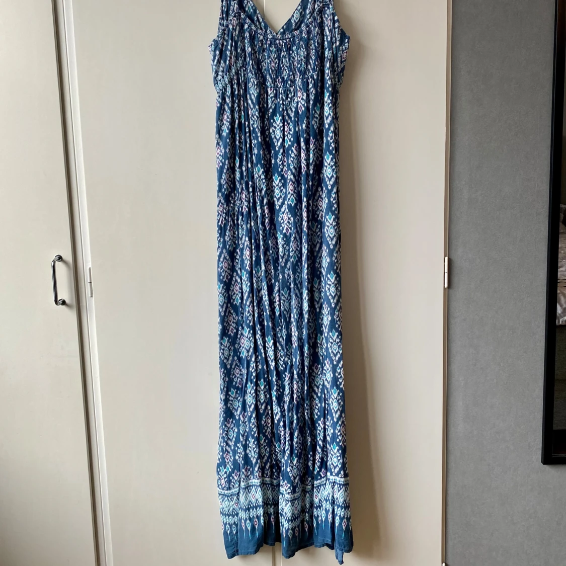 Blå långklänning med mönster - 90