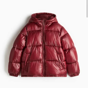 SÖKER!! - Söker denna vinröda lite glansiga jacka ifrån HM i storlek S eller M⭐️⭐️