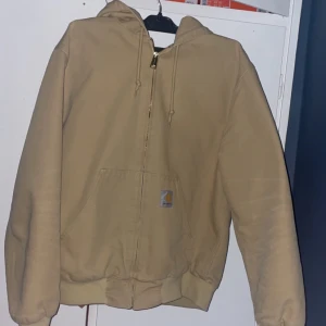 Carhartt jacka - Måttligt använd köpt i maj 2024!! 9/10 skick inga skråmor.