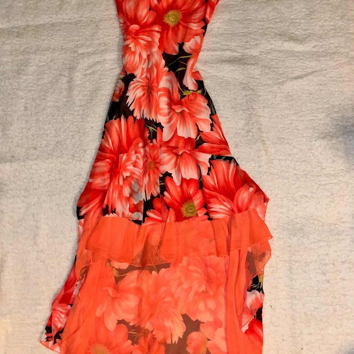 Blommig klänning med volangdetaljer - 90