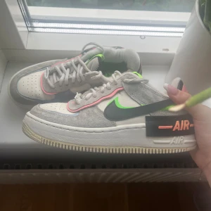 Nike Air Force Shadow - Säljer ett par Nike Air Force sneakers i bra skick. Skorna har en klassisk Air Force design med snörning och en bekväm passform. Beställda på Zalando för något år sen men knappt använda. Storlek 37