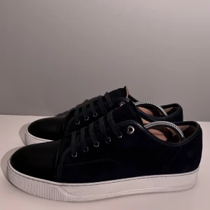 Lanvins  - Säljer ett par snygga lanvins i storlek UK9 (EU43) cond 8,5/10 använda men mockan i perfekt skick. Tillkommer endast skor!