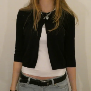 bolero/kort kofta  - Svart bolero med fina detaljer på baksidan. Från Vila men köpt secondhand. Storlek S. Skriv för frågor.