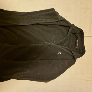 Haglöfs fleece - Säljer en svart fleece från haglöfs  bra skick. Den har en dragkedja framtill och är perfekt för höst och vår. Jackan är långärmad och gjord i ett syntetmaterial som känns lätt och bekvämt. Perfekt för träning eller en promenad i parken.storlek l i dam men passar mig med s