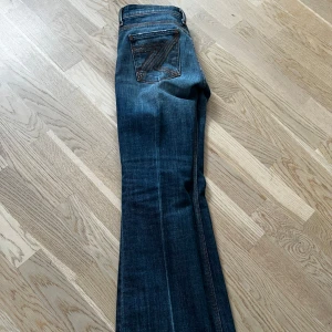 Vintage Blå jeans med bootcut (for all 7 man kind) - Säljer ett par snygga blå jeans med bootcut. De har en klassisk femficksdesign och coola sömmar på bakfickorna. Perfekta för både vardag och fest! (Rekommenderar för xs) ny pris kanske 2000-3000