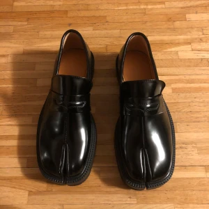 Tabi Loafers  - Snygga svarta Tabi loafers i skinn. Alldeles splitterny och oanvänd. Kontakta mig om övriga frågor!