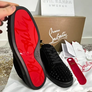 Christian Louboutin Skor | Storlek: 43 - Säljer brorsans Louboutin sneakers som tyvärr ej kom till användning. Alla tillbehör som dustbags, extra snören och extra spikar följer med (syns på bild) 🌟| 🔸Skicka iväg ett meddelande vid frågor 🔸