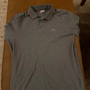 Grå moncler piké - Grå Moncler Piké, storleken XL, använt tiotal gånger men fortfarande i bra skick. 
