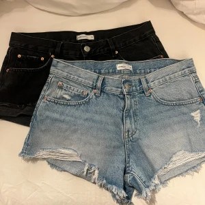 Jeansshorts i blått och svart - Säljer nu två par jeansshorts i blått och svart från ginatricot. Båda är lågmidjade i storlek 38. Säljs pågrund av att dessa har blivit för stora för mig, köpt i somras och använt dessa några ggn under sommaren så dem är fortfarande väldig fräscha! Kan säljas separat eller båda tillsamman. 150 för en eller båda för 250