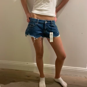 Blå jeansshorts - Säljer ett par snygga blå low waist jeansshorts i nytt skick. Från Zalando, aldrig använda. Köpta för 329 säljer för 209kr.