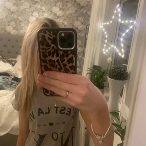 Grå T-shirt - Super fin tröja, barn storlek men sitter toppen på mig som har xs/s i vanliga fall. Säljer då den inte kommer till användning och jag rensar min garderob❤️priset kan diskuteras💞