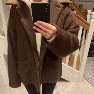 Brun varm kappa  - Brun kappa i storlek s. Funkar jättebra till kalla höst- och vinterdagar. Säljer då den inte kommer till användning. Hör gärna av dig om du har frågor🥰